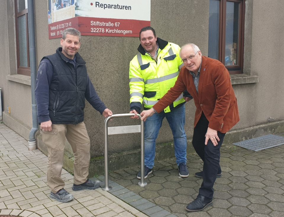 Ideengeber Horst Hartmann (r.) und Metallbauer Marco Groe-Loheide bergeben den ersten Bgel an Ingo Ellermeyer