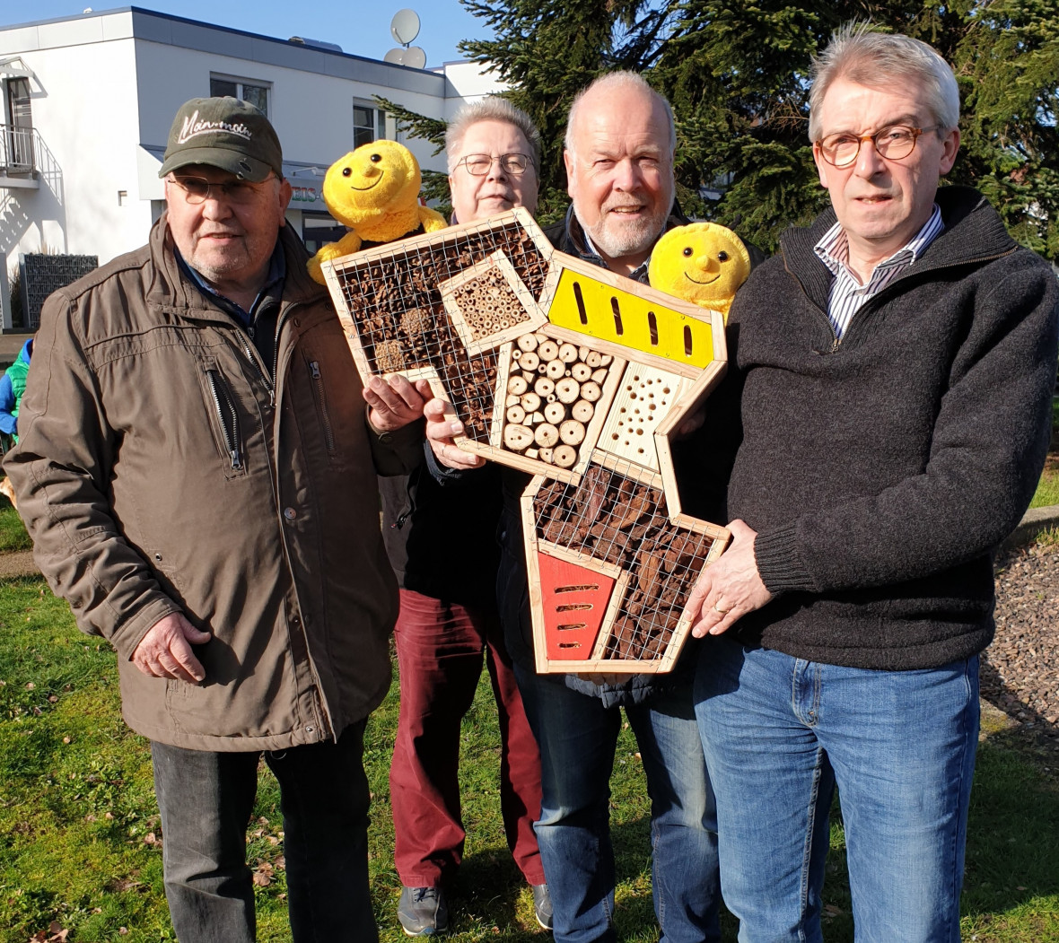 Udo Kross, Manfred Wauschkuhn, Rüdiger Meier und Bernd Klute mit einem Modell des Insektenhotels